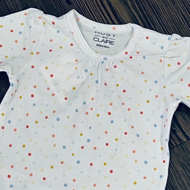 Hust & Claire Kurzarm T-Shirt in Weiß - Confetti Punkte