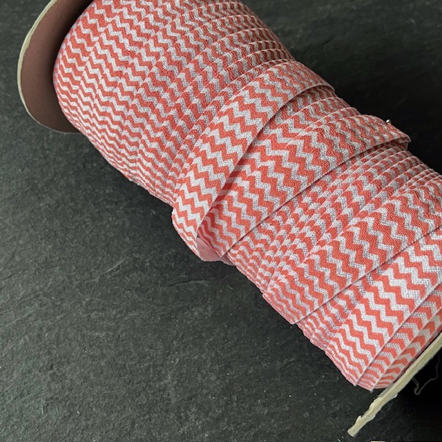 Wowzers Bastelbedarf Chevron Gummiband in Coral - 1 Meter Wowzers Bastelbedarf Chevron Gummiband in Coral - 1 Meter