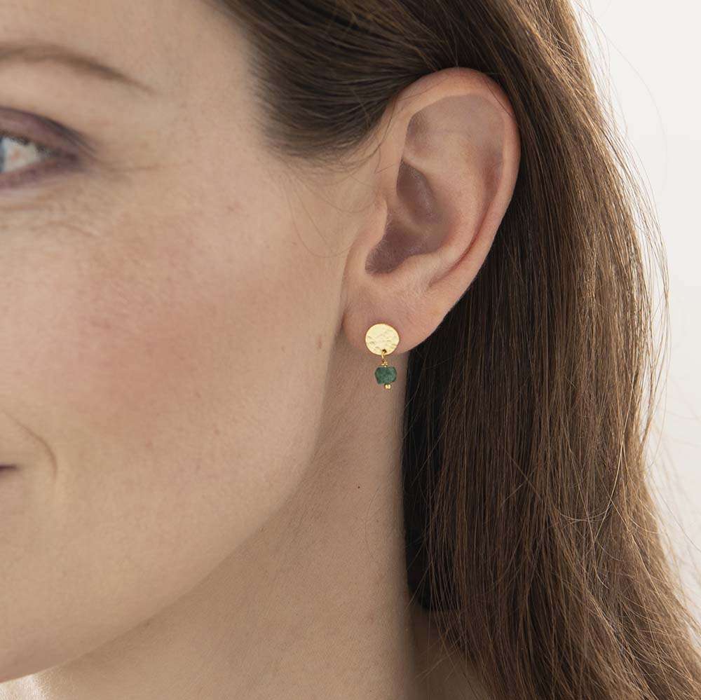 AW30810-Mini-Coin-Aventurine-Gold-Earrings-model-2_600x600-2x A Beautiful Story Gold Ohrringe - Mini Coin Aventurin