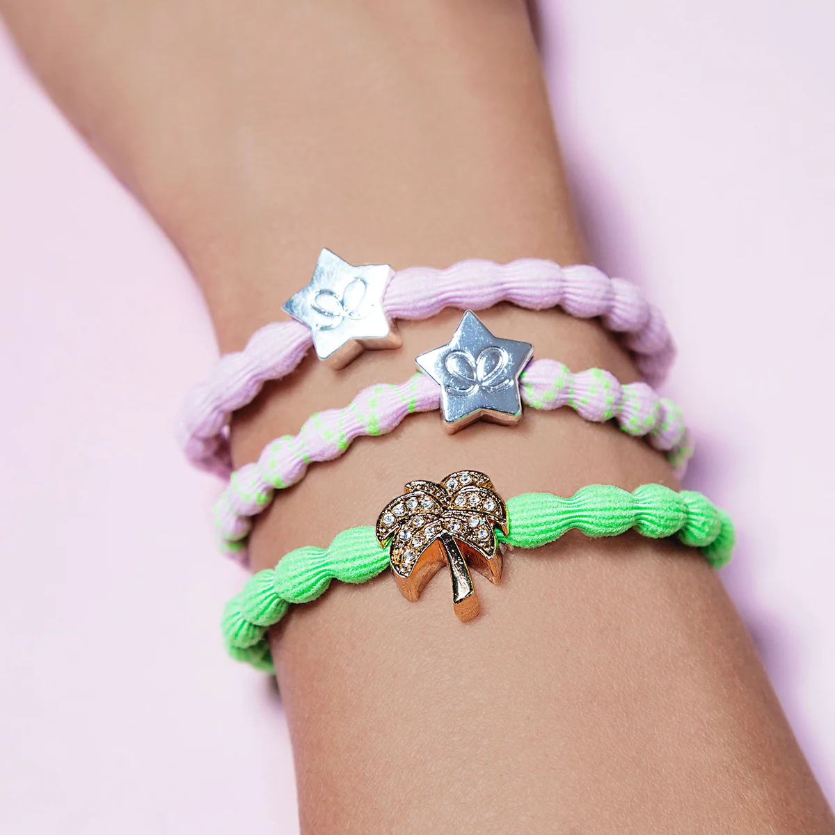 By Eloise Armband/Haargummi mit Charm - Strass Palme auf Neon Grün