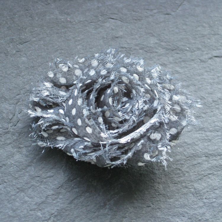 Wowzers Blütenclips - Shabby Chic für Haare & Kleidung - Grau Gepunktet