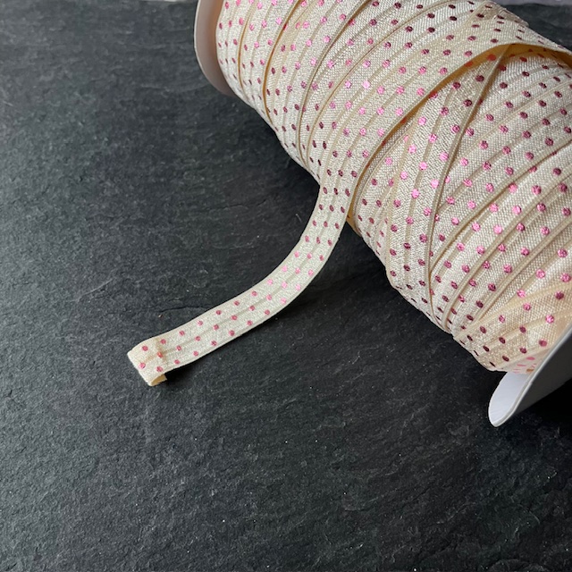 Wowzers Bastelbedarf elastischen Satin Band in Vanille Creme mit Metallic Punkte - 1 Meter Wowzers Bastelbedarf elastischen Satin Band in Vanille Creme mit Metallic Punkte - 1 Meter