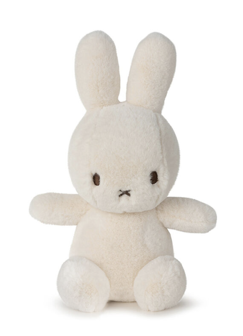 Bildschirm-foto-2023-11-22-um-11-32-42 Bon Bon Toys Cozy Miffy sitzend in Creme - in Geschenkbox