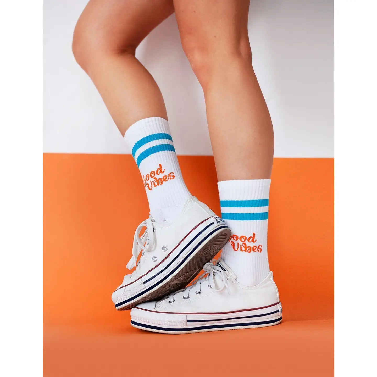 Pegada Sport Socken in Weiß mit Blau & Orange - Good Vibes Pegada Sport Socken in Weiß mit Blau & Orange - Good Vibes