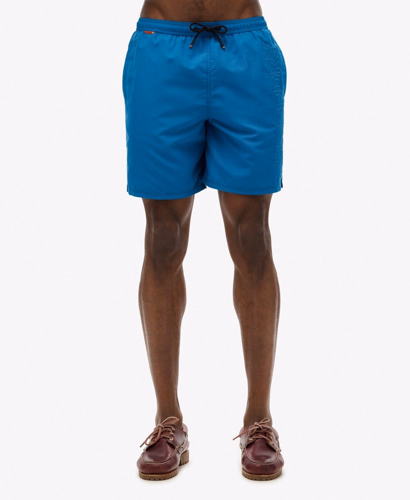 Superdry Herren Premium EMB 17 Badeshorts mit Stickerei in Twilight Blue - Blau Superdry Herren Premium EMB 17 Badeshorts mit Stickerei in Twilight Blue - Blau