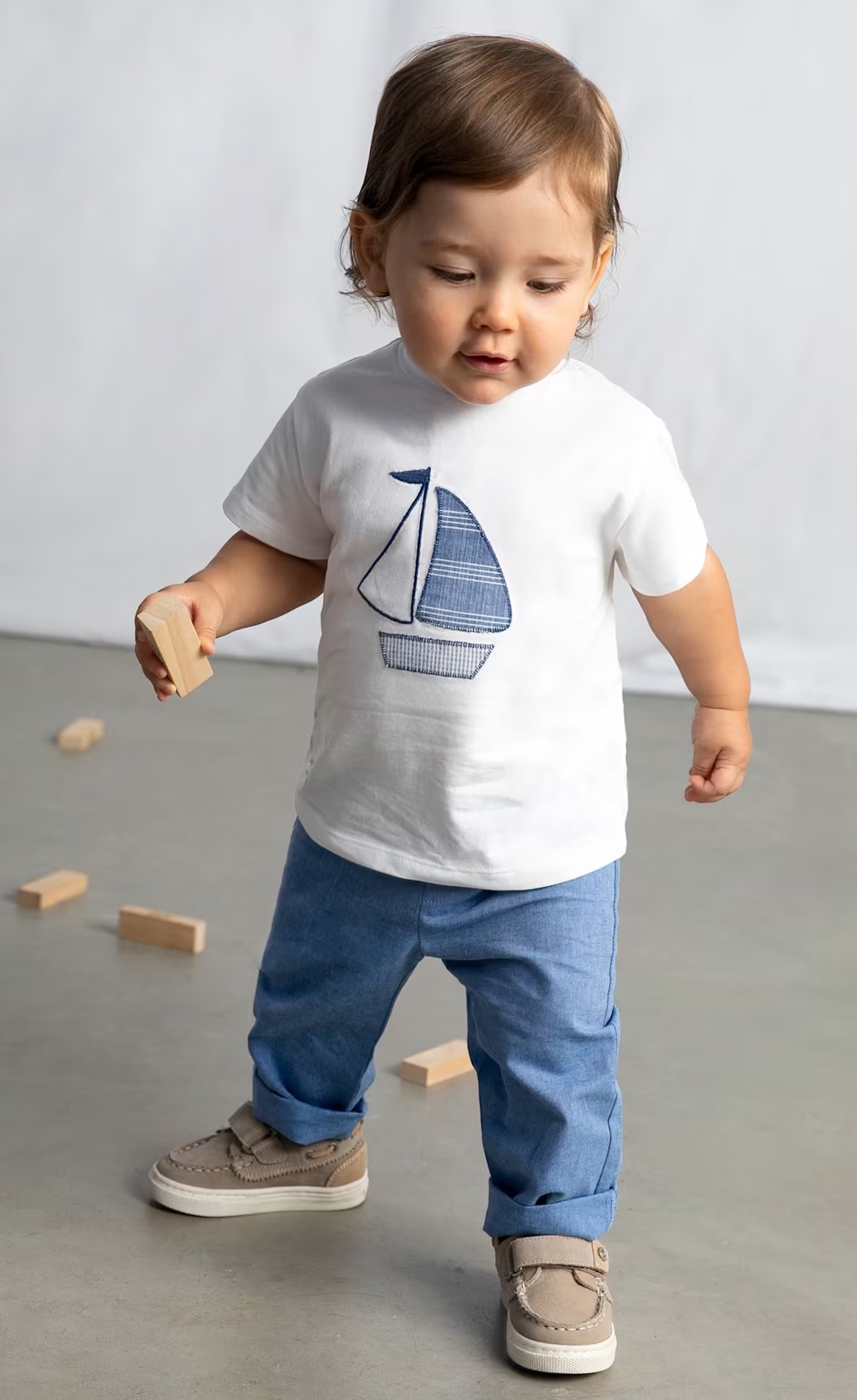 Mayoral Kurzarm T-Shirt in Weiß mit Stickerei - Segelboot in Blau