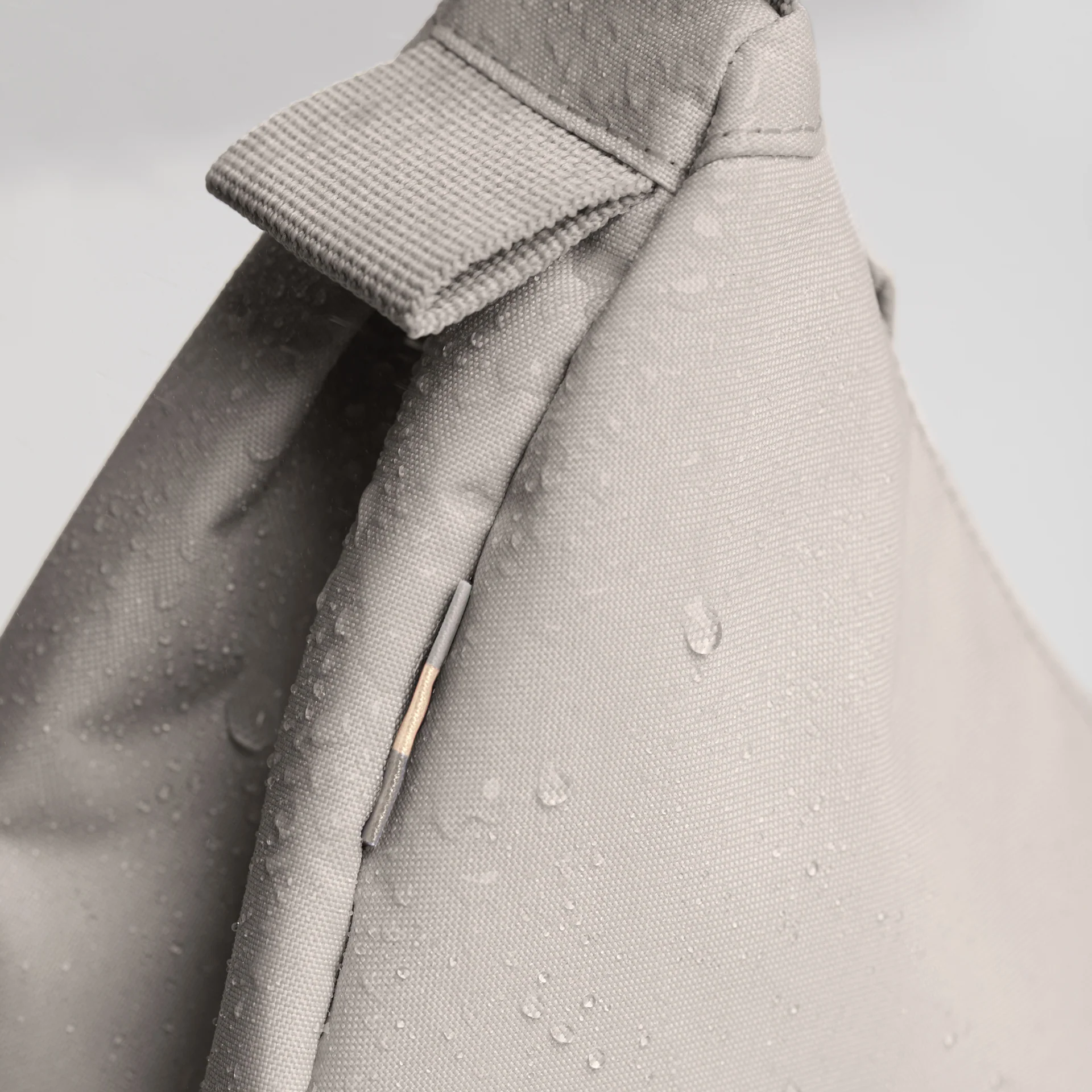 GOT BAG MOON BAG SMALL CLAM - Small Crossbody in Helles Warmes Grau GOT BAG MOON BAG SMALL CLAM - Small Crossbody in Helles Warmes Grau