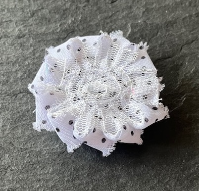 Wowzers Petit Shabby Chic Stoffblume Blüte - Weiß mit Schwarze Punkte - 3 Blumen Wowzers Petit Shabby Chic Stoffblume Blüte - Weiß mit Schwarze Punkte - 3 Blumen