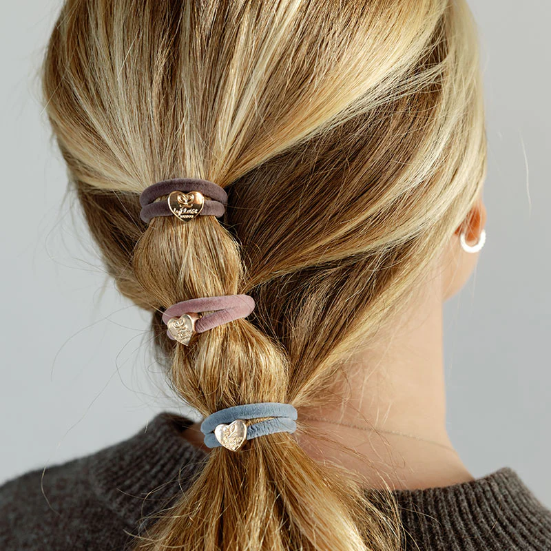 By Eloise Armband/Haargummi mit Charm - Herz auf Grau/Blau Samt