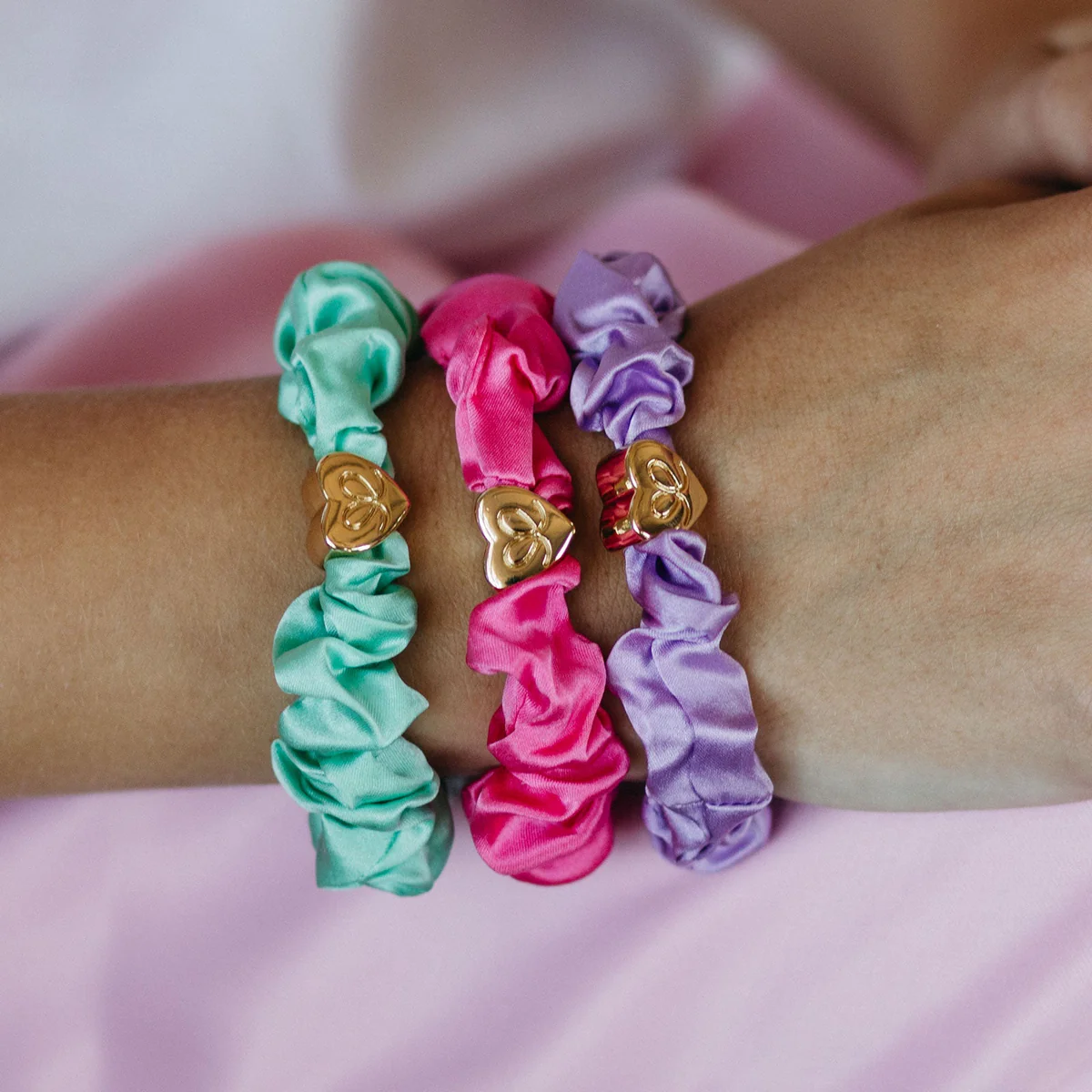 By Eloise Armband/Haargummi Gold Heart Silk Scrunchie - Bubble Gum Pink