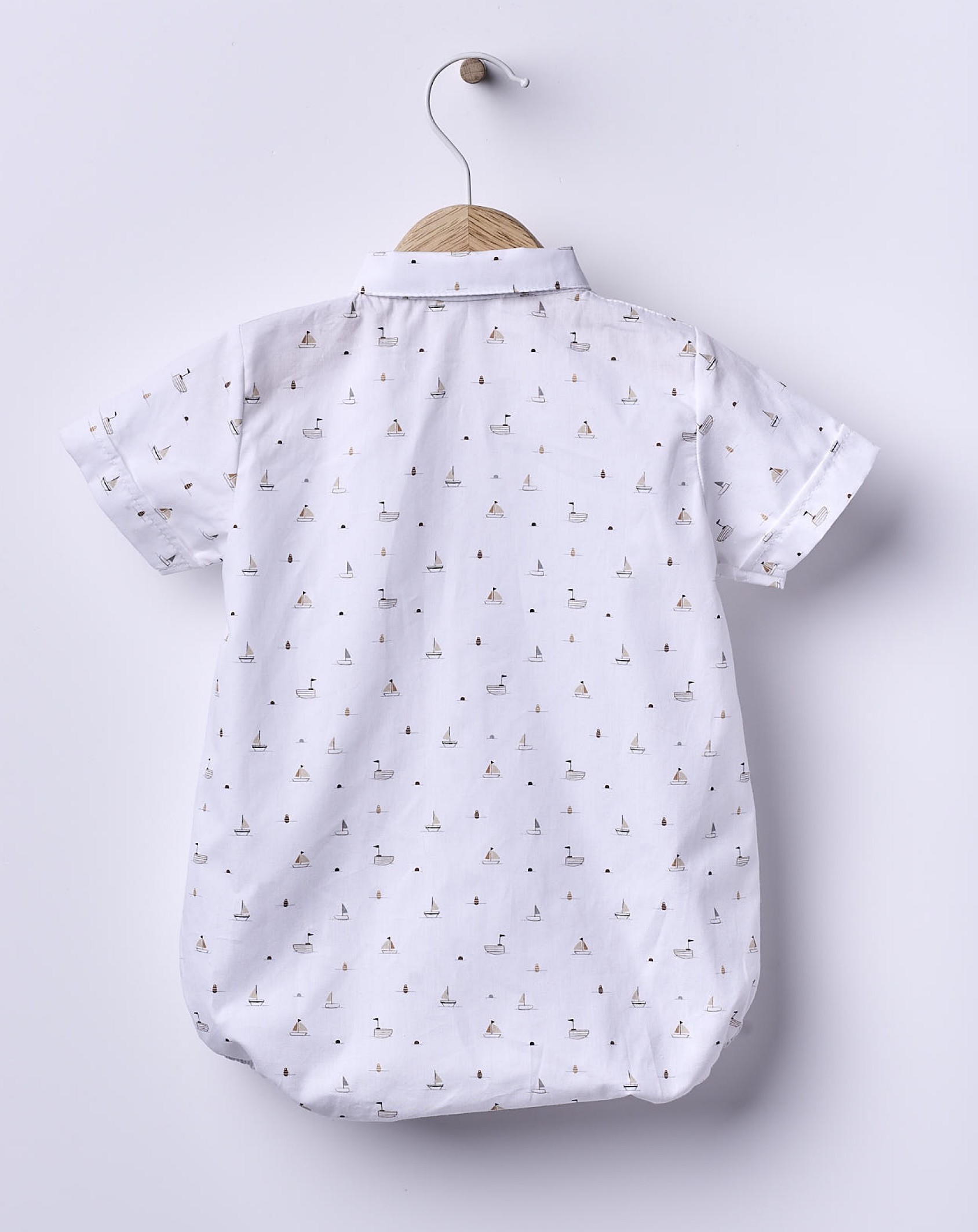 wedoble Baby Hemd Body in Weiß mit Segelboote - Sea Breeze - SALE wedoble Baby Hemd Body in Weiß mit Segelboote - Sea Breeze - SALE