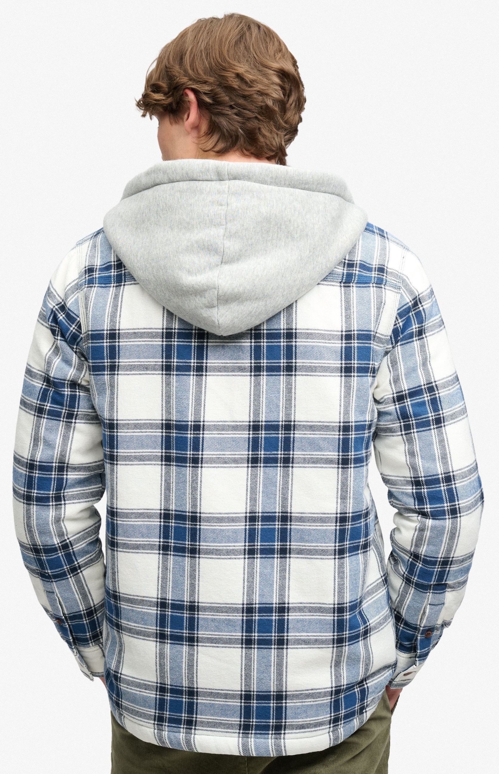 Superdry Herren gefüttertes Overshirt mit Kapuze in Weiß/Blau kariert Superdry Herren gefüttertes Overshirt mit Kapuze in Weiß/Blau kariert