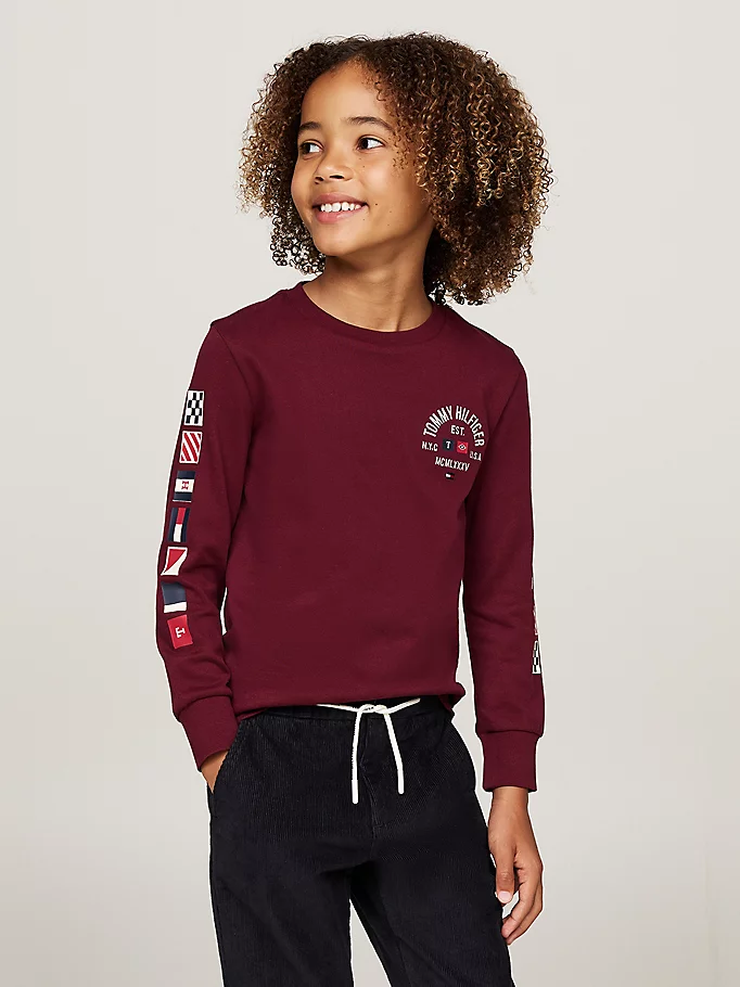 Tommy Hilfiger Langarmshirt mit Flag-Logo für Jungs - Deep Rouge Weinrot - SALE Tommy Hilfiger Langarmshirt mit Flag-Logo für Jungs - Deep Rouge Weinrot - SALE