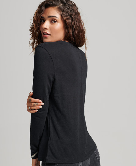 W6011484A02A_2 Superdry Damen Langarmshirt mit Tasche und V-Ausschnitt in Schwarz