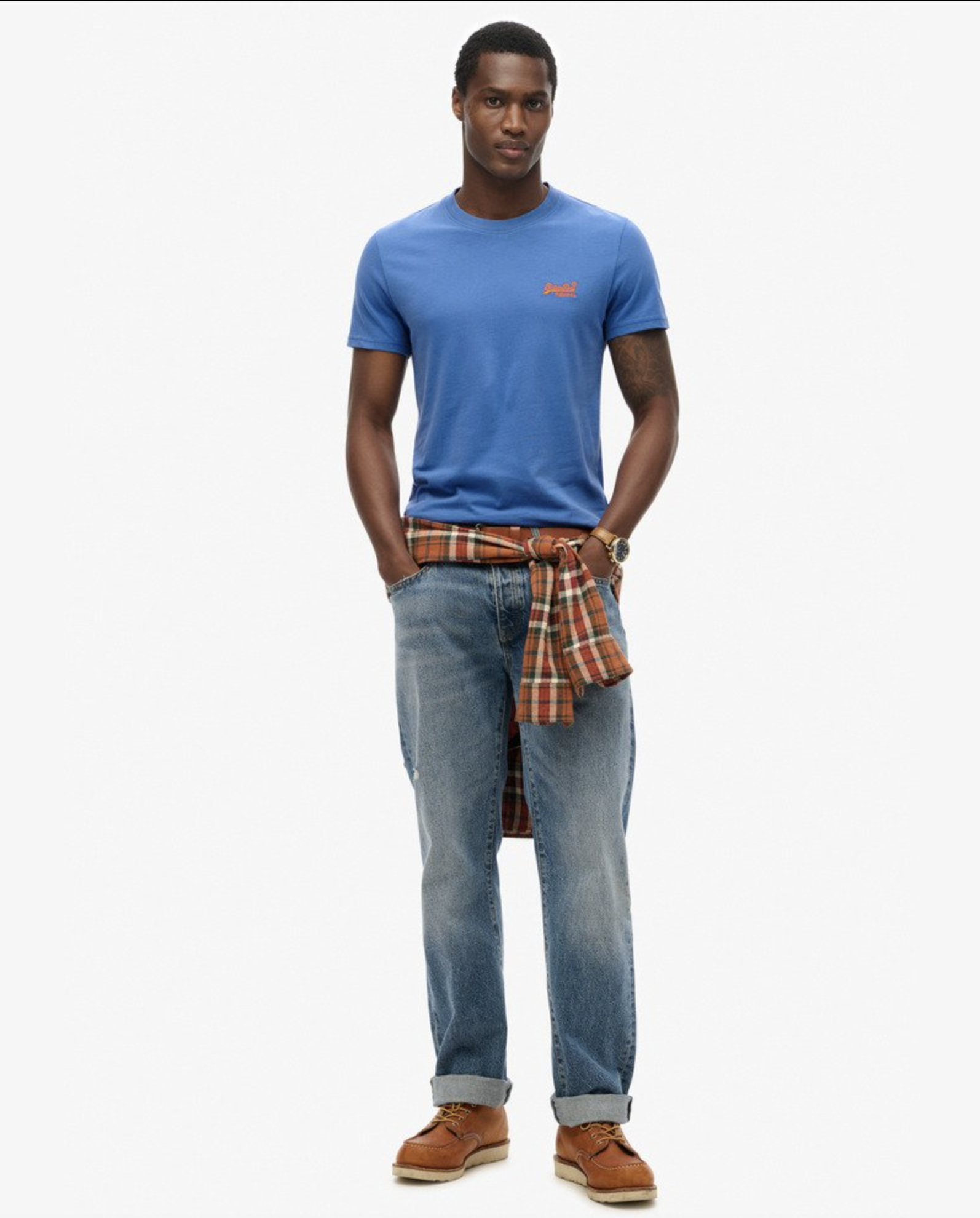 Superdry Herren Essential T-Shirt in Monaco Blue mit Logo in Orange Superdry Herren Essential T-Shirt in Monaco Blue mit Logo in Orange